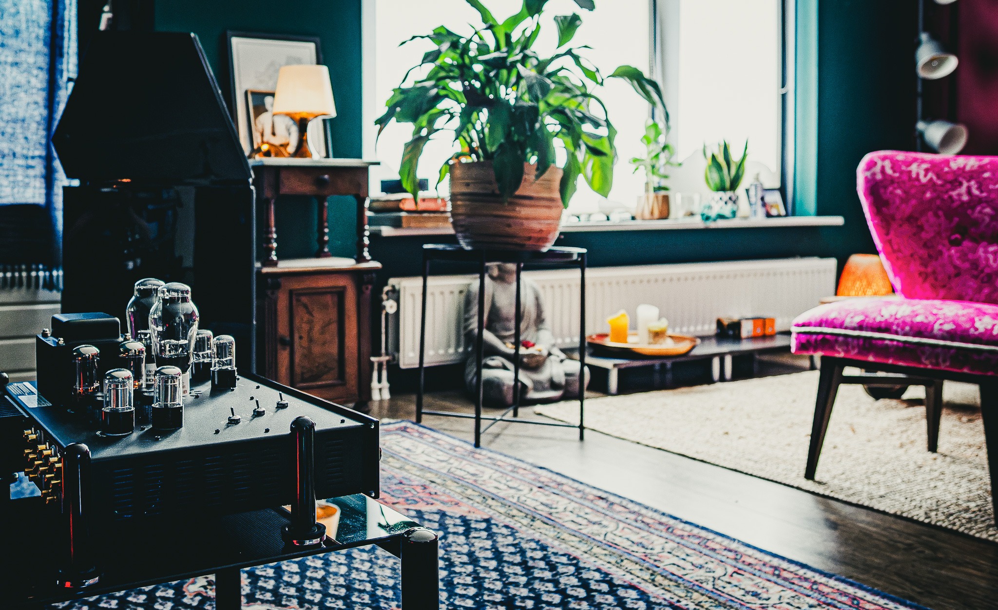 A tube amplifier in a welcoming home listening room, photographed by Michel Thijssen