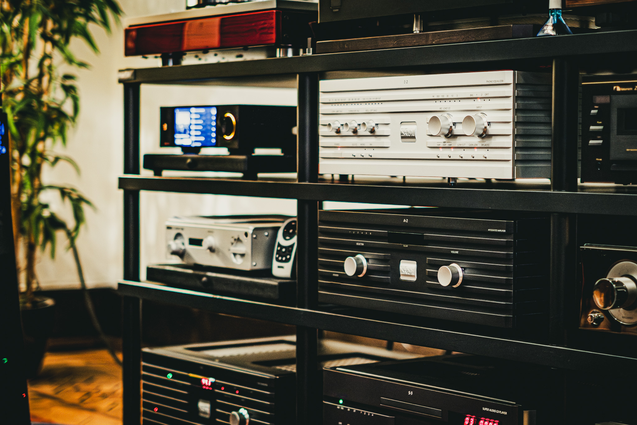 A warm view of the audio equipment in the Lena Audio listening room, photographed by Michel Thijssen