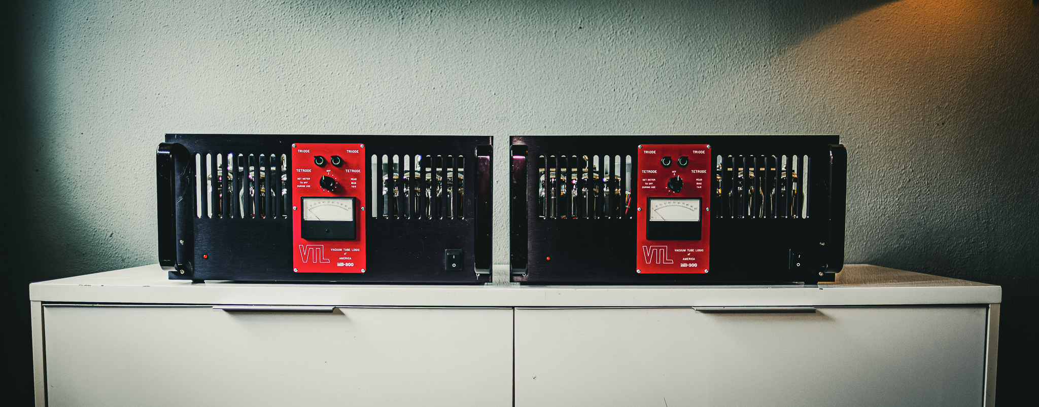 VTL MB 300 tube monoblock amplifiers with distinctive red front panels, photographed by Michel Thijssen